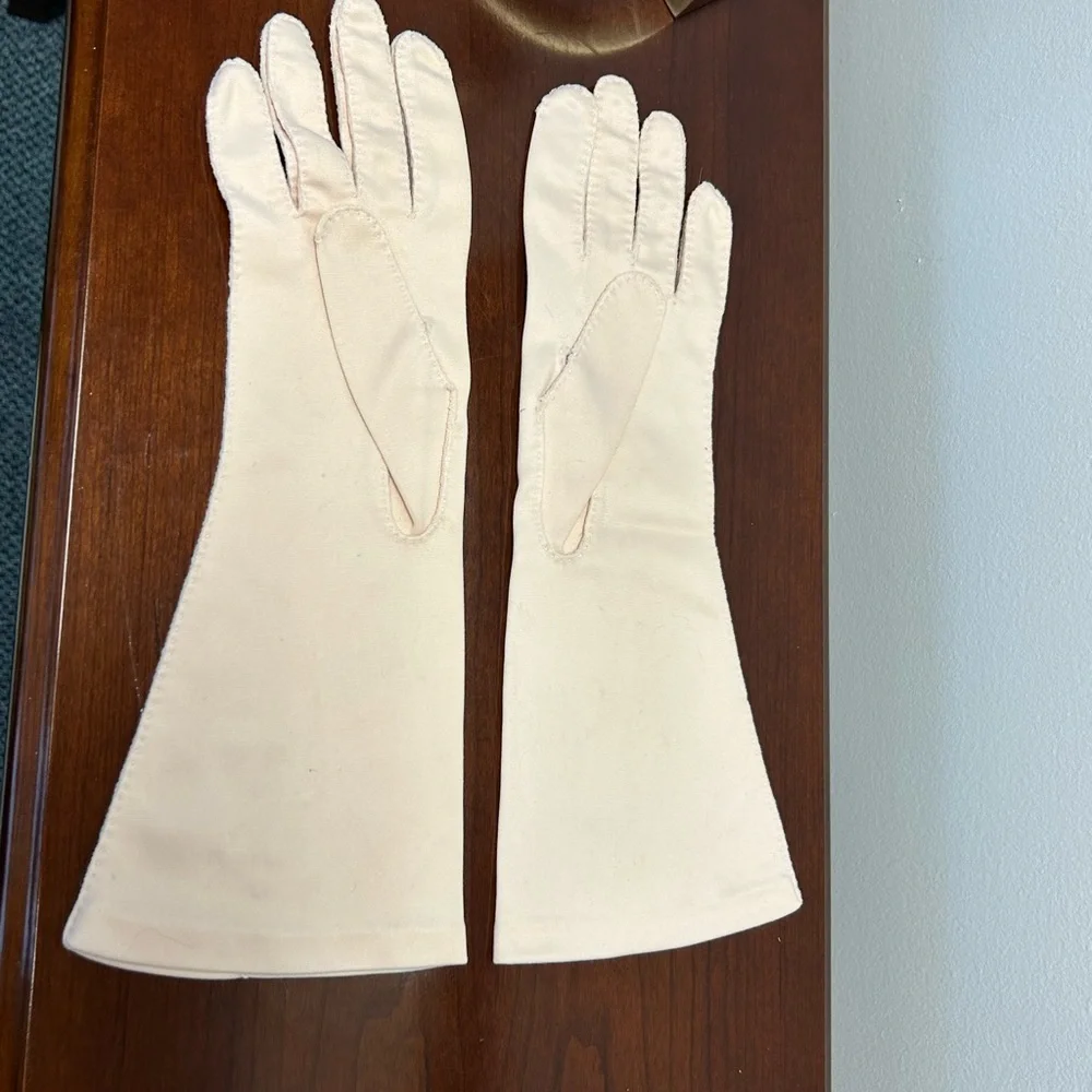 Vintage Cream Gloves with Embroidered Design